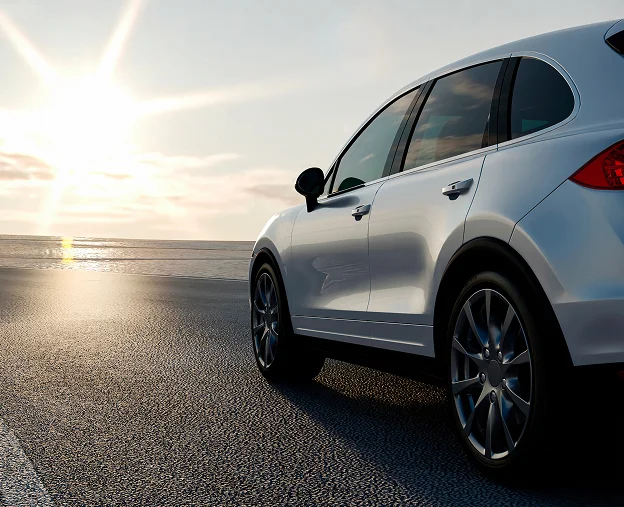 SUV blanc garé sur une route au bord de l'océan au coucher du soleil Les Essarts-le-Roi dans les Yvelines 78