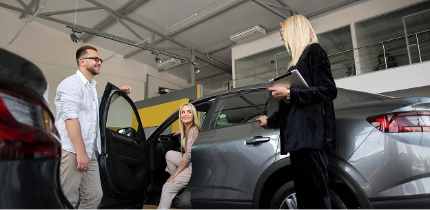 Vendeuse automobile aidant un couple à essayer une voiture neuve Les Essarts-le-Roi dans les Yvelines 78