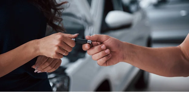 Une femme reçoit des clés de voiture d'un homme Les Essarts-le-Roi dans les Yvelines 78